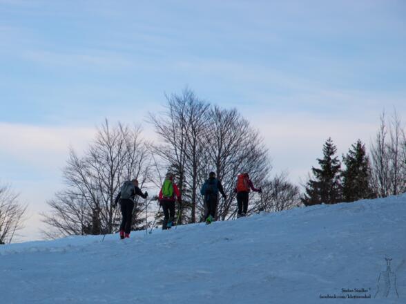 Gruppe im letzten Tageslicht