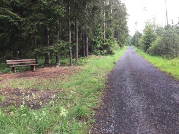 Breite Schotterwege mit Ruhemöglichkeit