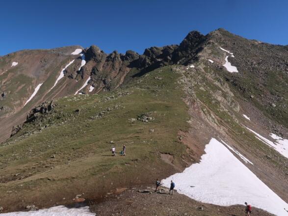 Zarschartl. Die Zarspitzen im Hintergrund werden überschritten.