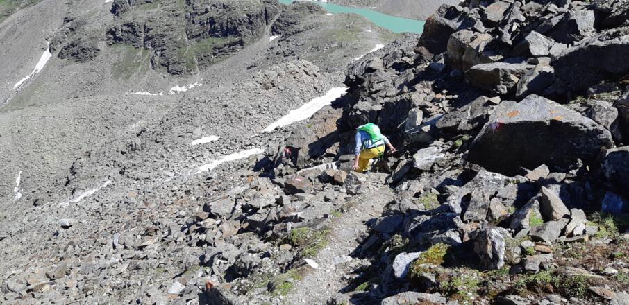 Der Abstieg zum Grastalsee führt durch Blockgelände und erfordert hin und wieder den Einsatz der Hände.