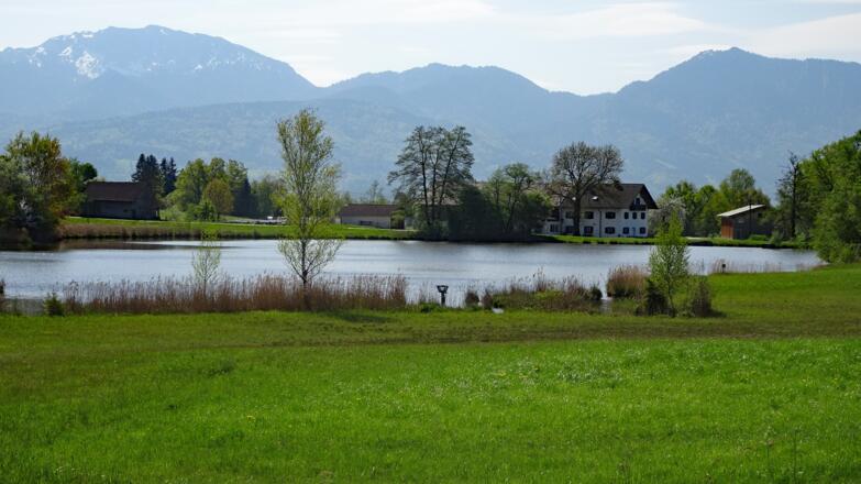 Am Ortsausgang von Penzberg öffnet sich der Blick auf die nahen Berge