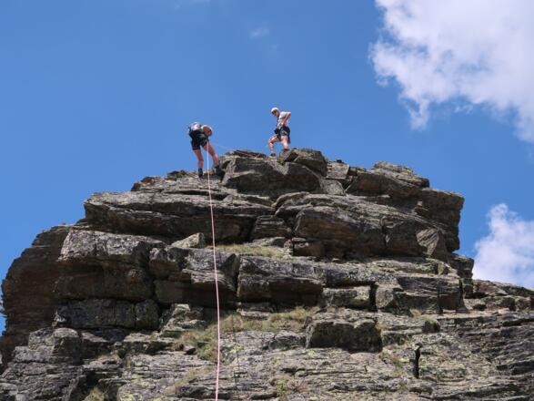 Eine Schlüsselpassage, im Aufstieg 2+.  In der Gegenrichtung seilt man ab.