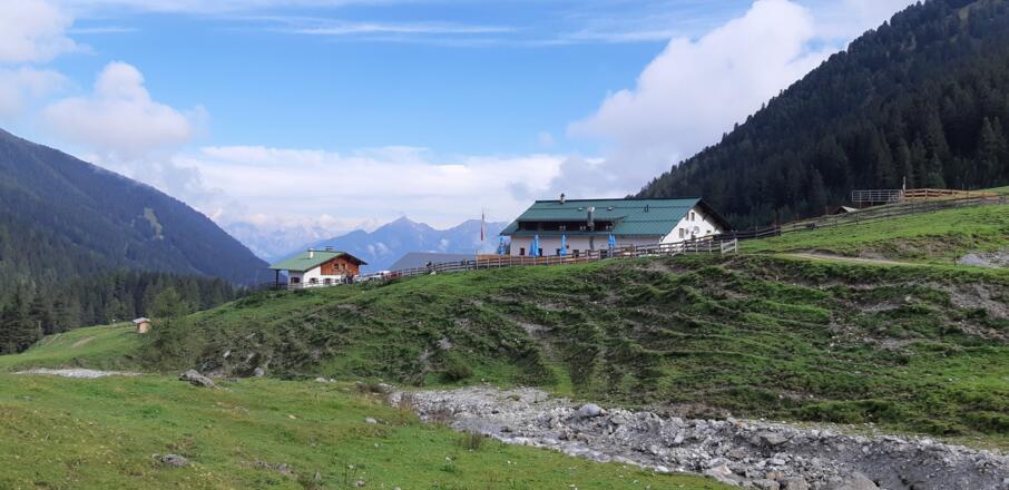 Kemater Alm (1673 m), unser Start- und Endpunkt. Auf der Forststraße rechts geht's ins Senderstal.