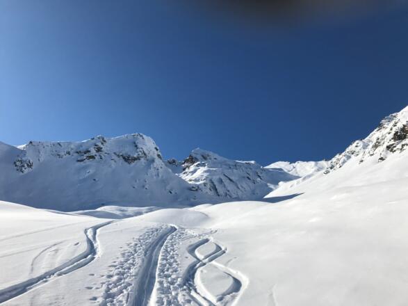 Blick ins Eisenkar mit Gipfelkreuz