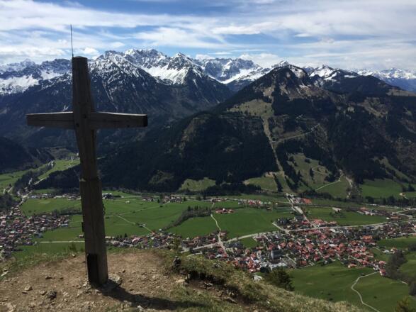 Blick vom Hirschberg über Bad Hindelang in die Allgäuer Hochalpen
