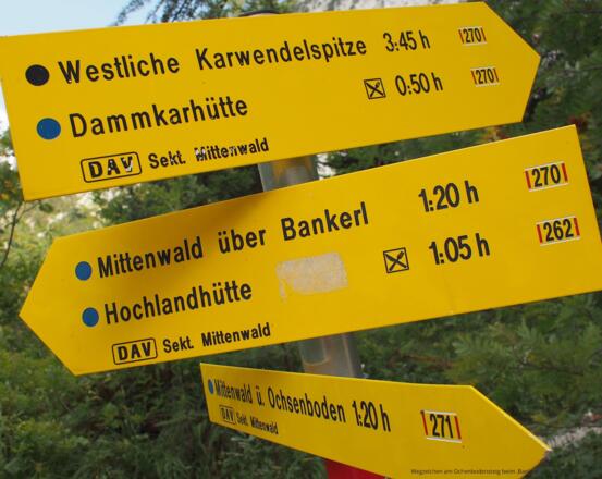 Wegzeichen am Aufstieg zur Hochlandhütte über Ochsenbodensteig