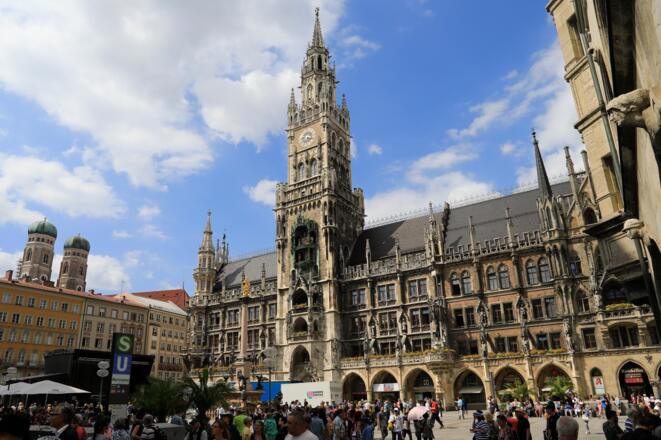 (11) Am Marienplatz mit Rathaus schlägt das Herz Münchens und täglich sammeln sich Scharen von Touristen, um das Glockenspiel des Rathauses zu hören.