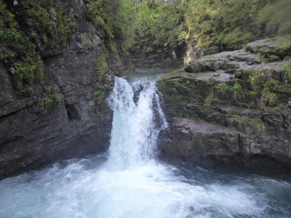 Wasserfall vor der Naturbrücke