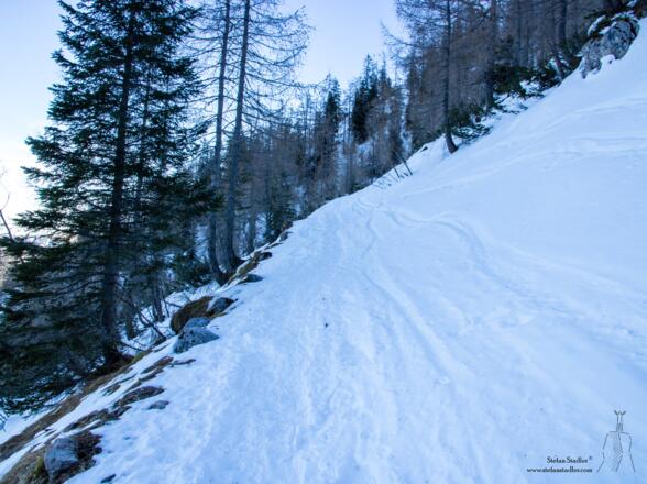 Weiter oben ist die Straße meist gut mit Schnee angefüllt.