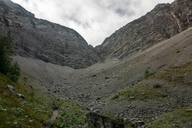 Beginn der Schutthalde am Talschluss. der Weg geht rauf in die Scharte in der Bildmitte. Wer einen Helm dabei hat, könnte ihn hier aufsetzten.