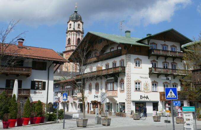 Blick Richtung Mittenwalder Altstadt auf Höhe der Bäckerei Rieger, wo wir uns noch etwas für die Brotzeit unterwegs einkaufen können.