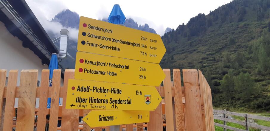 Gute Beschilderung am Ausgangspunkt - und auch unterwegs. Die Orientierung auf dieser Rundtour ist einfach.