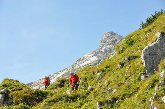 Kurz unter dem Watzmannhaus - in vielen kleinen Kehren führt der Steig bergauf - die Watzmannfrau im Hntergrund der