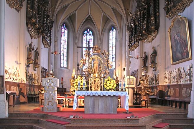 Hochaltar mit der schwangeren Gottesmutter