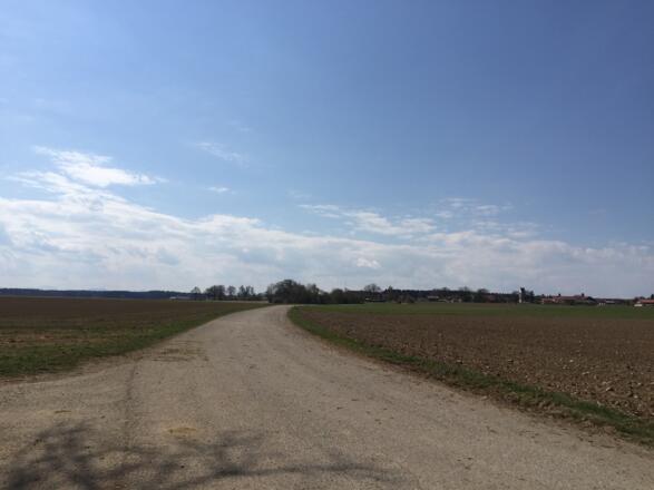 Im Hintergrund Altkirchen