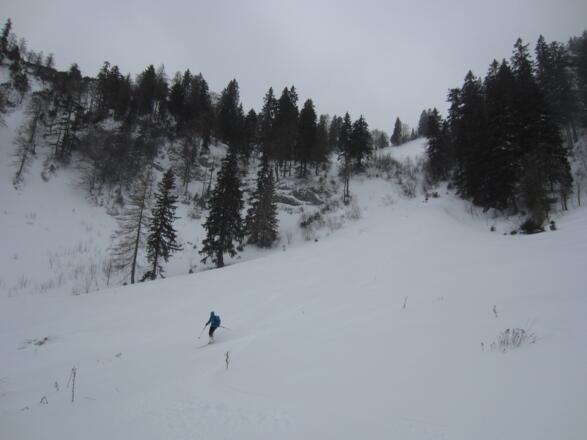 Abfahrt von der Nesslauer Scharte, an den Felsen vorbei hinab zur Torau Alm
