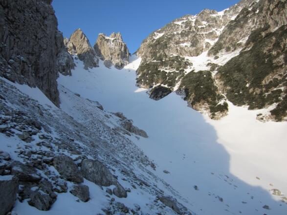 das Murkar im Frühjahr - der Anstieg führt rechts in die Scharte