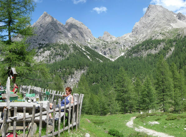 Garten des Kerschbaumeralm-Schutzhauses unter den Gamswiesenspitzen