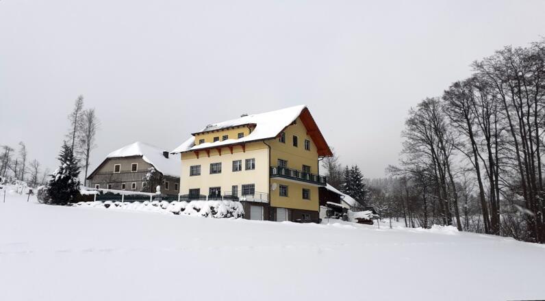 gelbes Haus ~720m, rechts über Brückerl