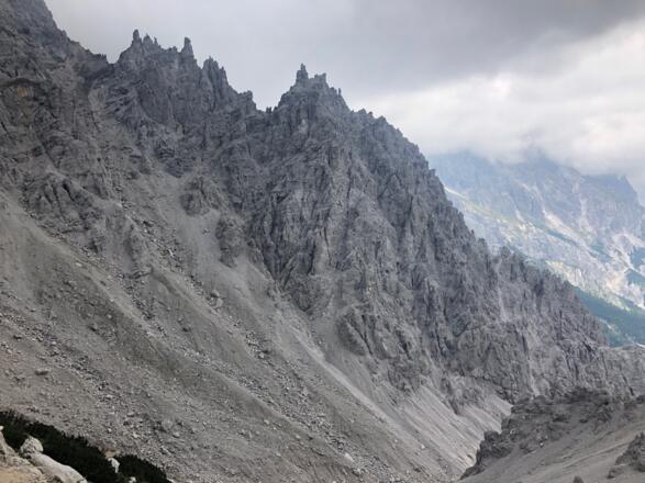 Der bröckelige Dolomit, der das Wimbachgries speist.