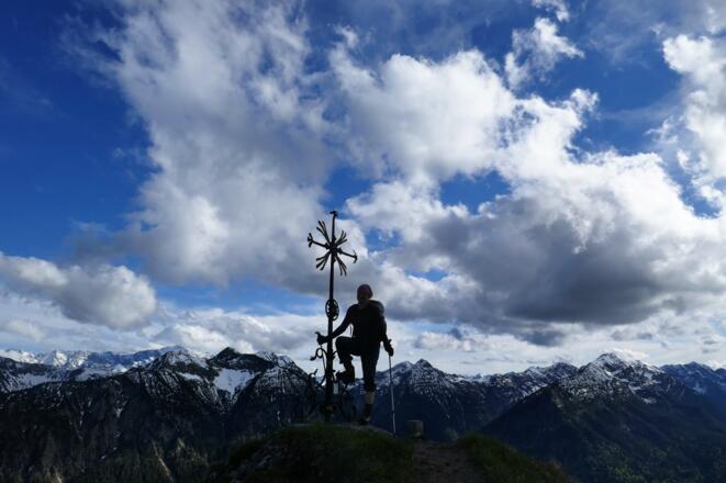Am Sonnenberggipfel mit Blick in das Graswangtal nebst Ammergauer Alpen