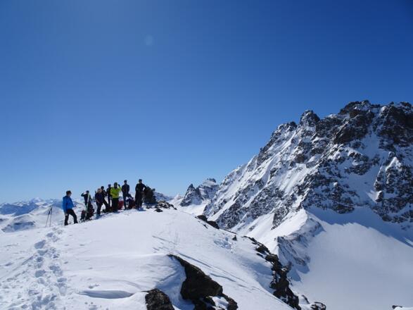 Am Gipfel der Lareinfernerspitze (3009m) im Hintergrund (rechts) die Fluchthörner