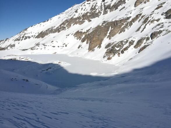 Der Zirmsee wird am Foto links umgangen