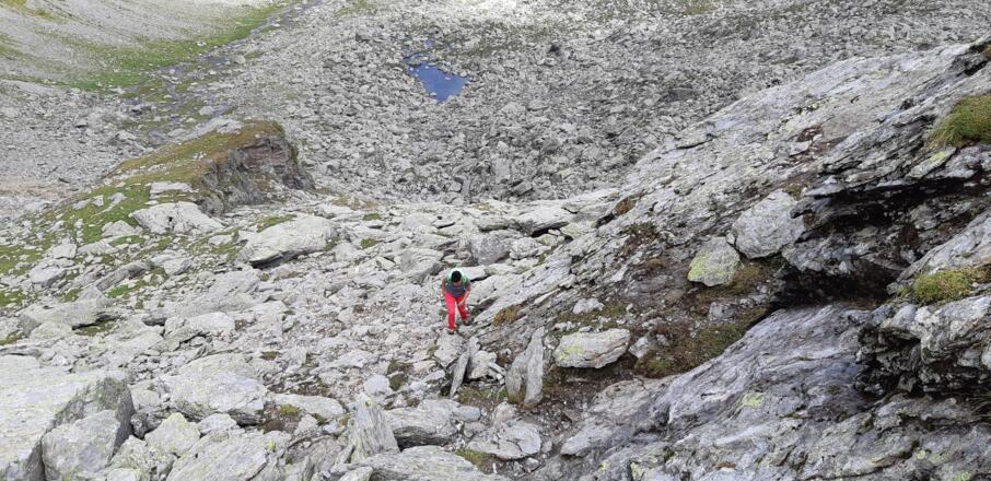 Der Aufstieg im Gamskar Richtung Kamm. Felsblöcke ...