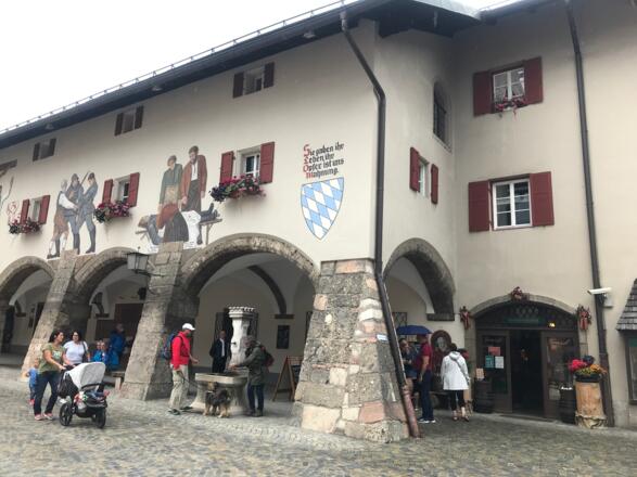 Hier ist der „Lagerverkauf“ der Brennerei Grassl mit Probierständchen