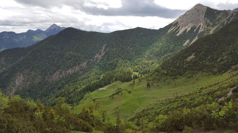 Der Aiplspitzgipfel (rechts) - links hinten der Wendelstein