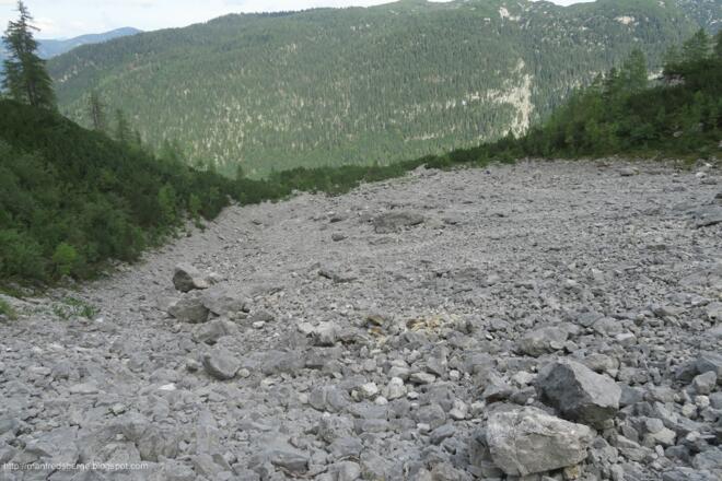 Da hat es einen Stein mit der rot-weiß-roten Markierung runtergeschmissen