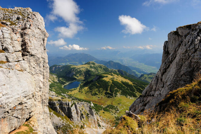 Vom Rücken zum Sagzahn sieht man zum Zireiner See hinunter.