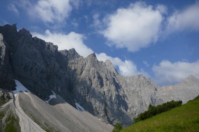 Schöner Blick vom Hohljoch zum Karwendelhauptkamm, auch der Verbindungsweg zur Falkenhütte ist sichtbar.