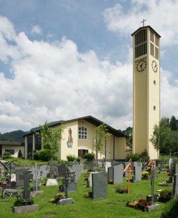 Pfarrkirche Heiliger Fidelis mit Friedhof