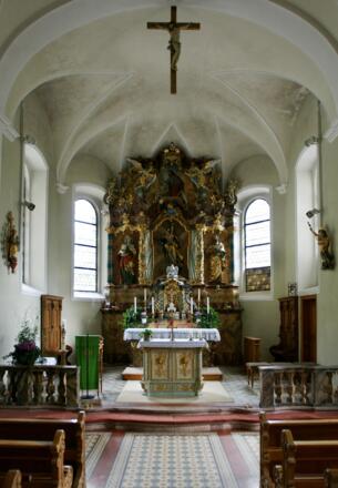 Sonntag, Pfarrkirche Unserer Lieben Frau Mariä Geburt mit Friedhof