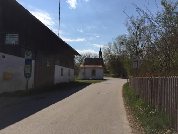 Großeichenhausen, an der Kapelle gerade vorbei