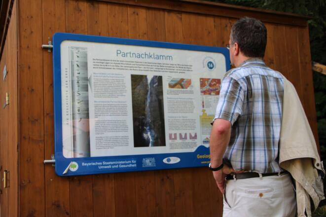 Die Geotoptafel, auf der die Entstehung der Partnachklamm erklärt wird.