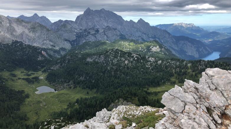 Blick vom Gipfelkreuz aus in Richtung Funtensee, Watzmann und Königssee