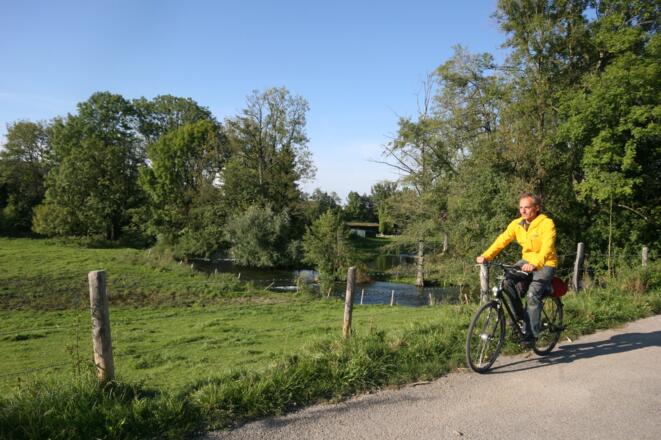 An der Reismühle kurz vor Gauting wird aus dem Schotterweg ein Teerweg.