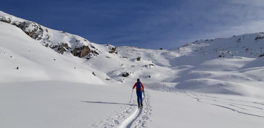 "In der Lacken" - die Route folgt noch der Talmitte und zieht dann hinter den markanten Felsen links weg zum Eiskarjoch.