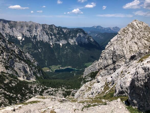 Blick auf Blaueishütte und Hintersee im Abstieg