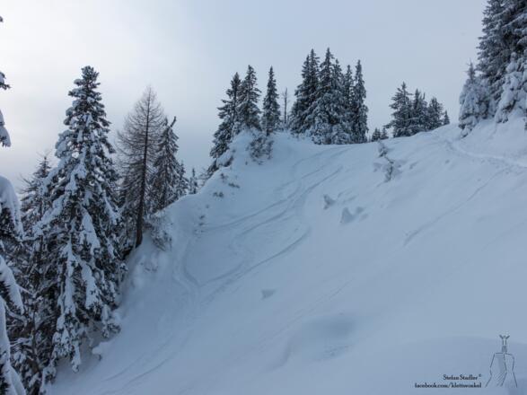 rassige Einfahrt in den sehr steilen Hang unter der Bergwachthütte