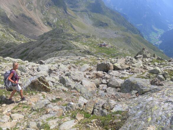 Rücken hinab zur Magdeburger Hütte