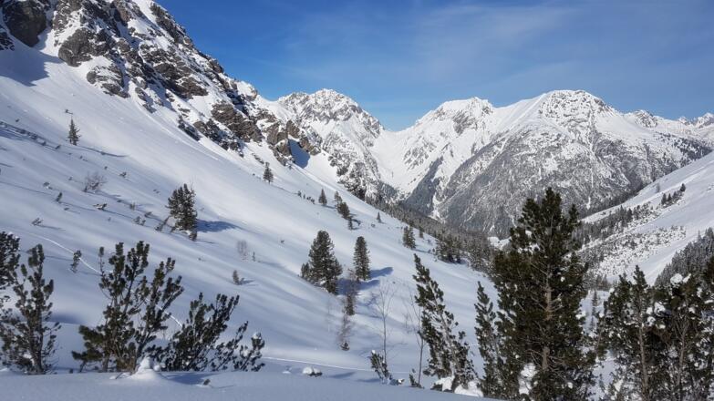 Blick auf's Sattele 2097m von der Hahntennjochstrasse aus