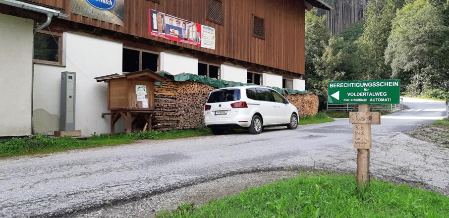 Beim letzten Bauernhof gibt's den Berechtigungsschein für die Fahrt bis zum Parkplatz Nösslach.