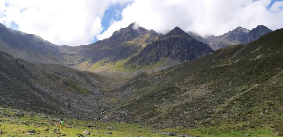 Der Aufsgtieg zum Sendersjöchl erfolgt über die linke (östliche) Talseite.