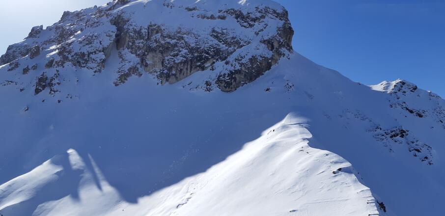 Der Gratverlauf zur Gargglerin. Der kurze Anstieg bis zur Schattengrenze optimiert die Abfahrtslinie.