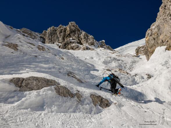 In der letzten Engstelle, schon unter der Gratwechte.