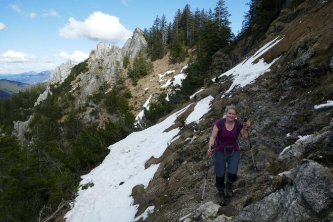 An der Nordflanke des Sonnenberggrats halten sich nach dem kühlen Frühjahr noch einige Schneefelder.