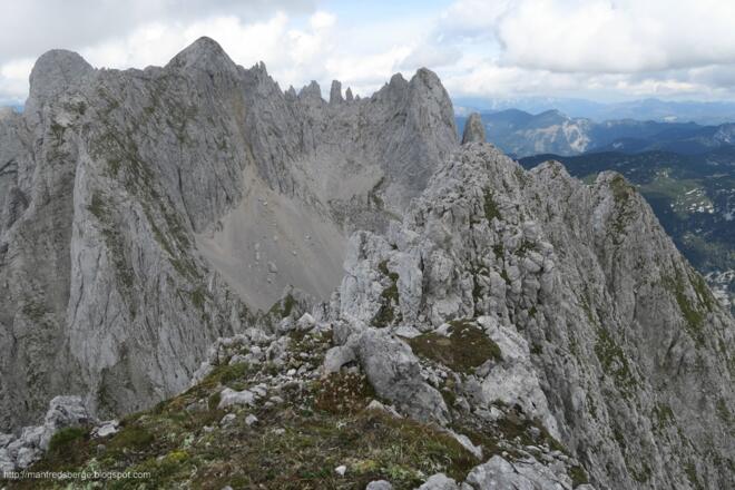 Und am Gipfel sehe ich zum restlichen Gosaukamm rüber. Großwand, Niederes Großwandeck, Däumling, alle sind da
